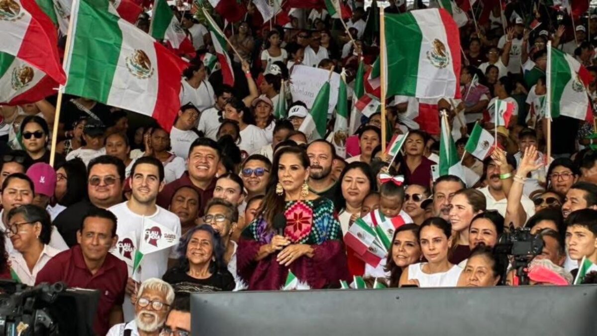 Funcionarios morenistas celebran informe de Claudia Sheinbaum Pardo.