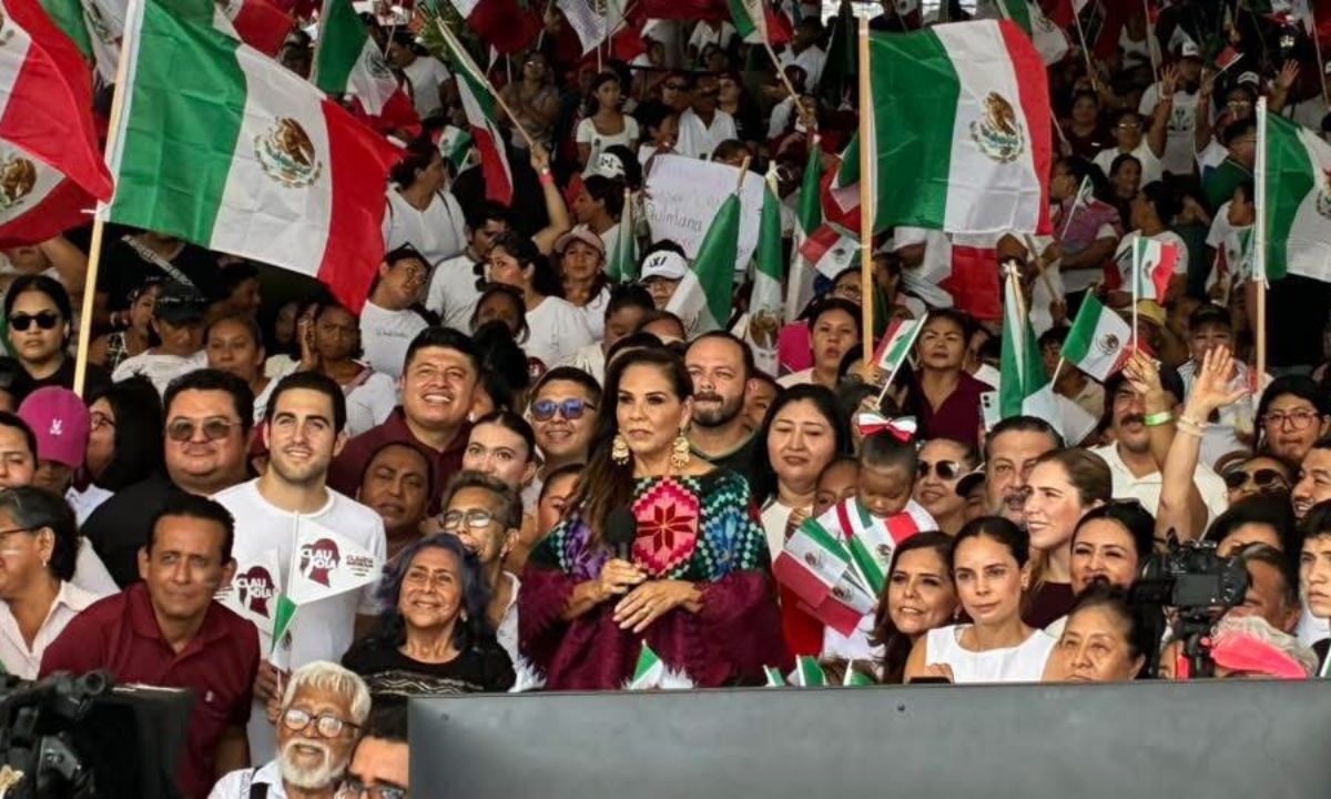 Funcionarios morenistas celebran informe de Claudia Sheinbaum Pardo.