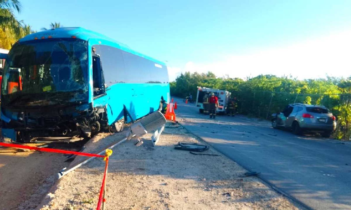 Mortal choque en carretera a Isla Blanca.