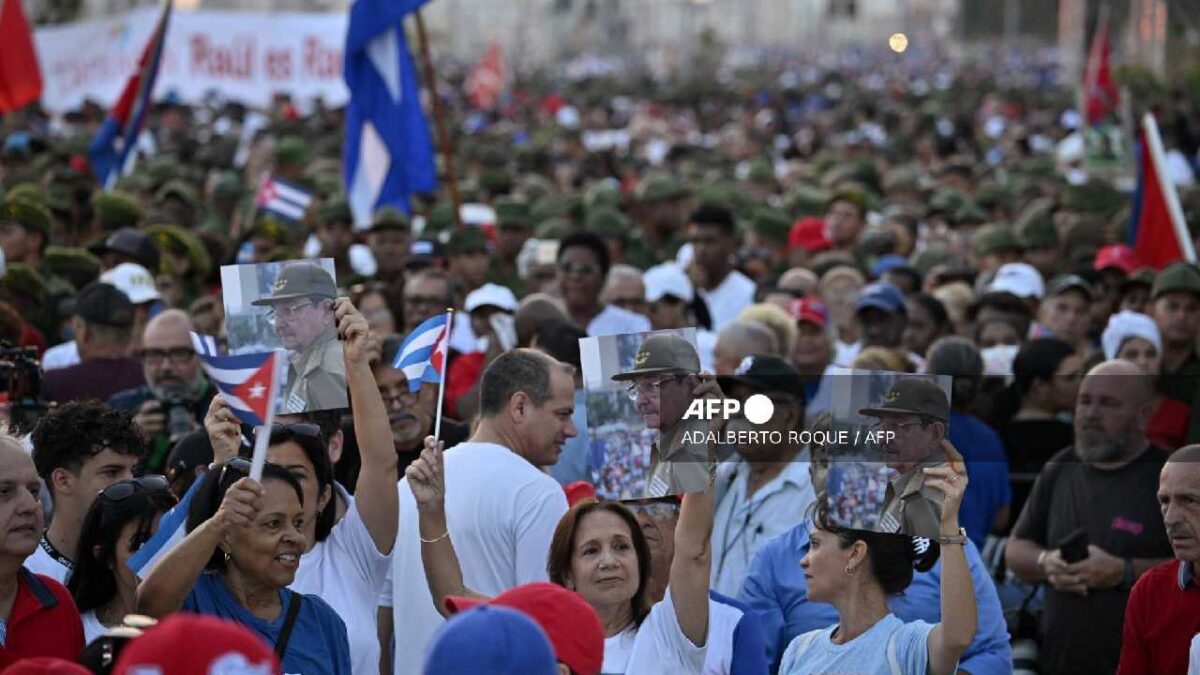 Cientos apoyan a Raúl Castro en La Habana.