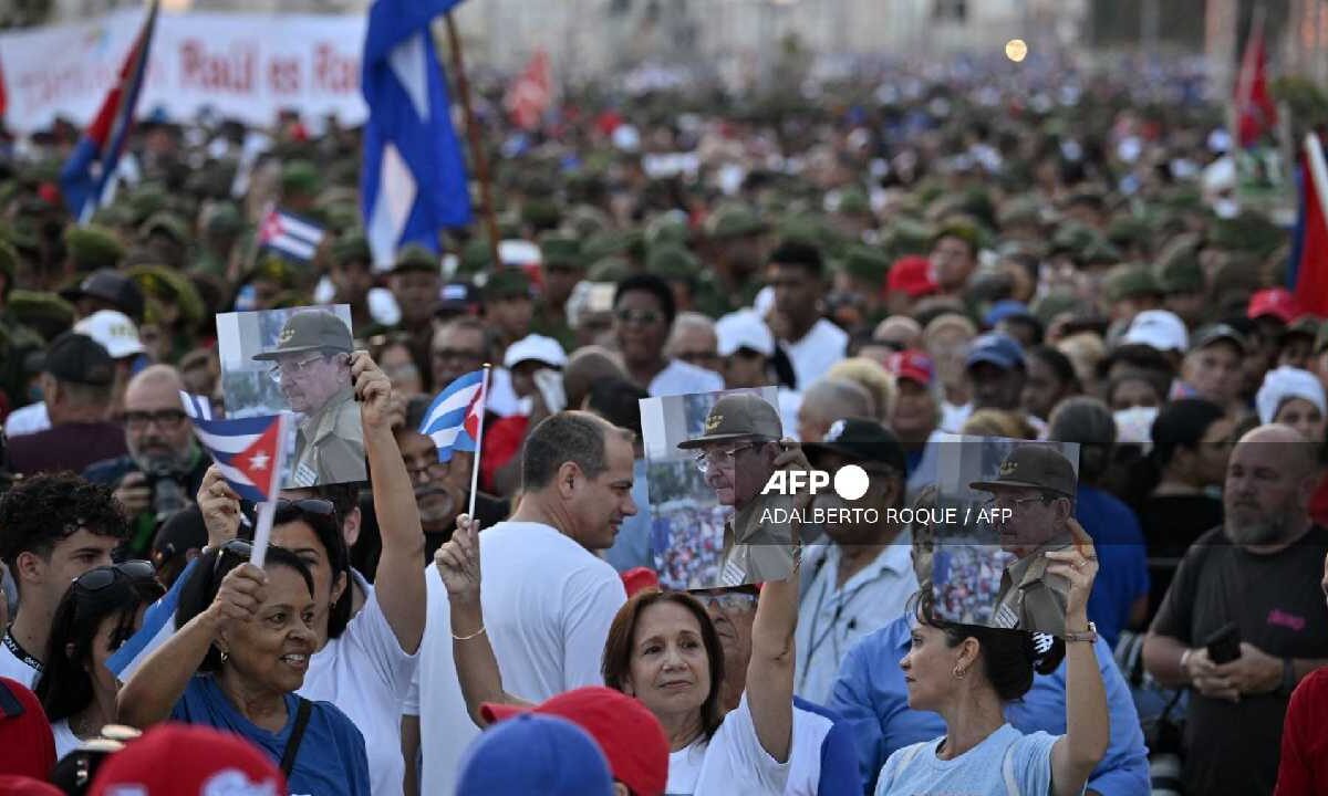 Cientos apoyan a Raúl Castro en La Habana.