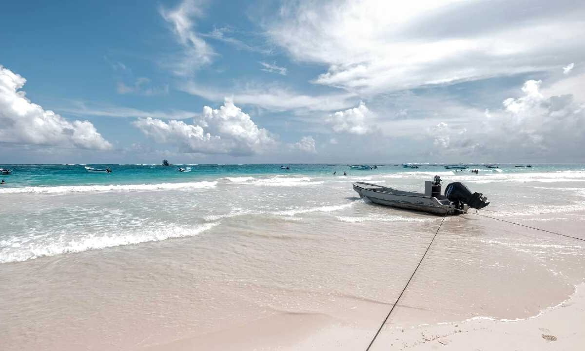 Vigilan una onda tropical en el Caribe.