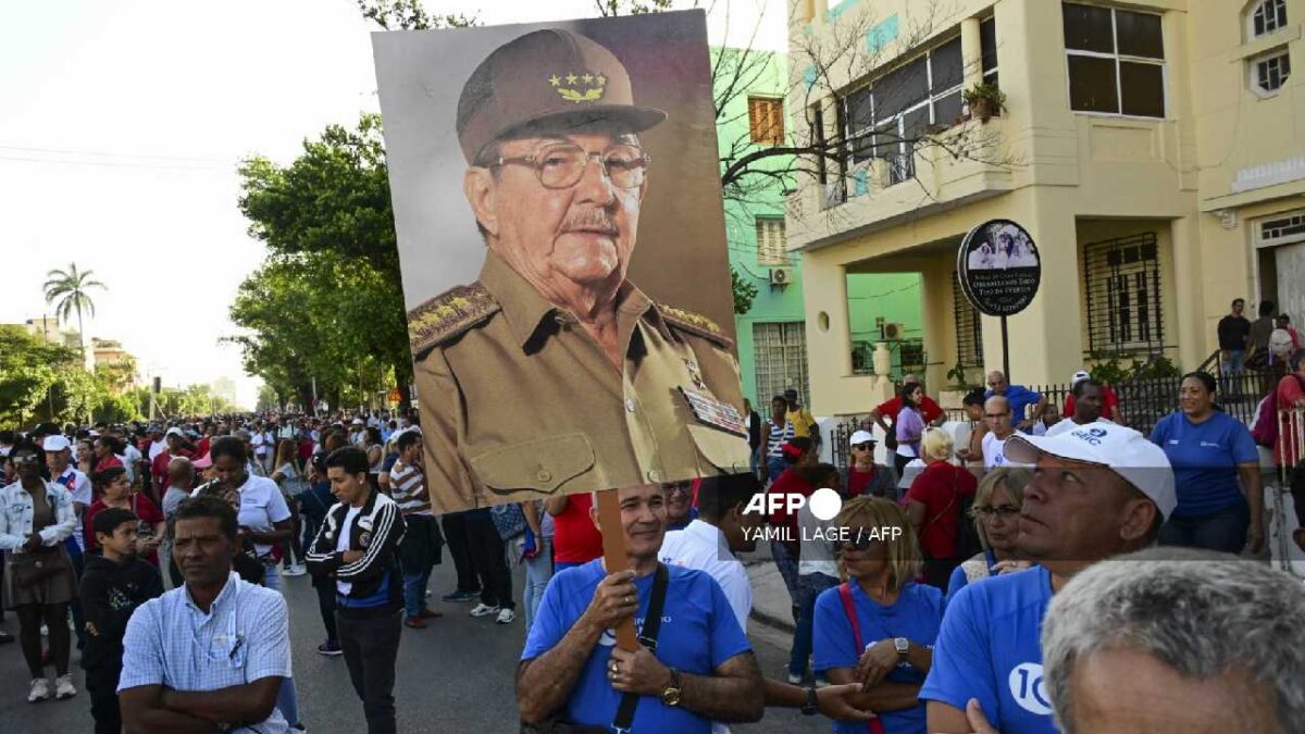 Algunos cubanos defienden a Raúl Castro.