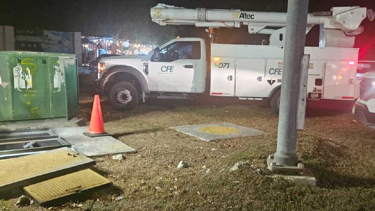 CFE atiende apagones en Playa del Carmen.