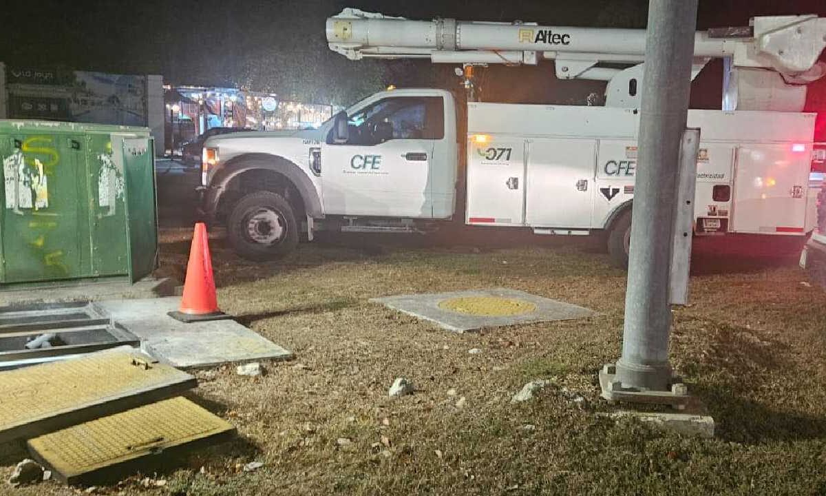CFE atiende apagones en Playa del Carmen.
