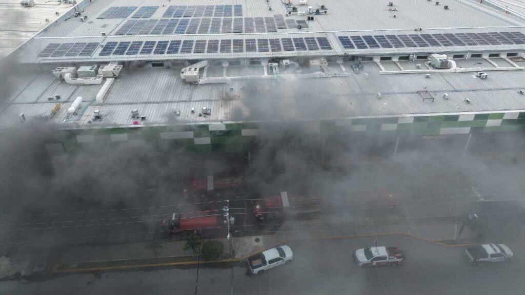 Espectacular incendio en Mi Plaza  Héroes de Cancún moviliza a los cuerpos de emergencia (galería)