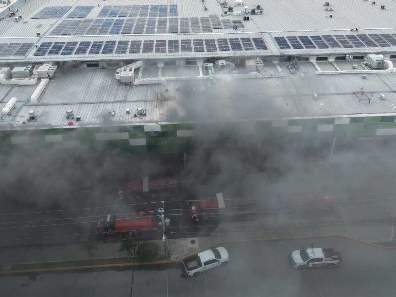 Espectacular incendio en Mi Plaza  Héroes de Cancún moviliza a los cuerpos de emergencia (galería)