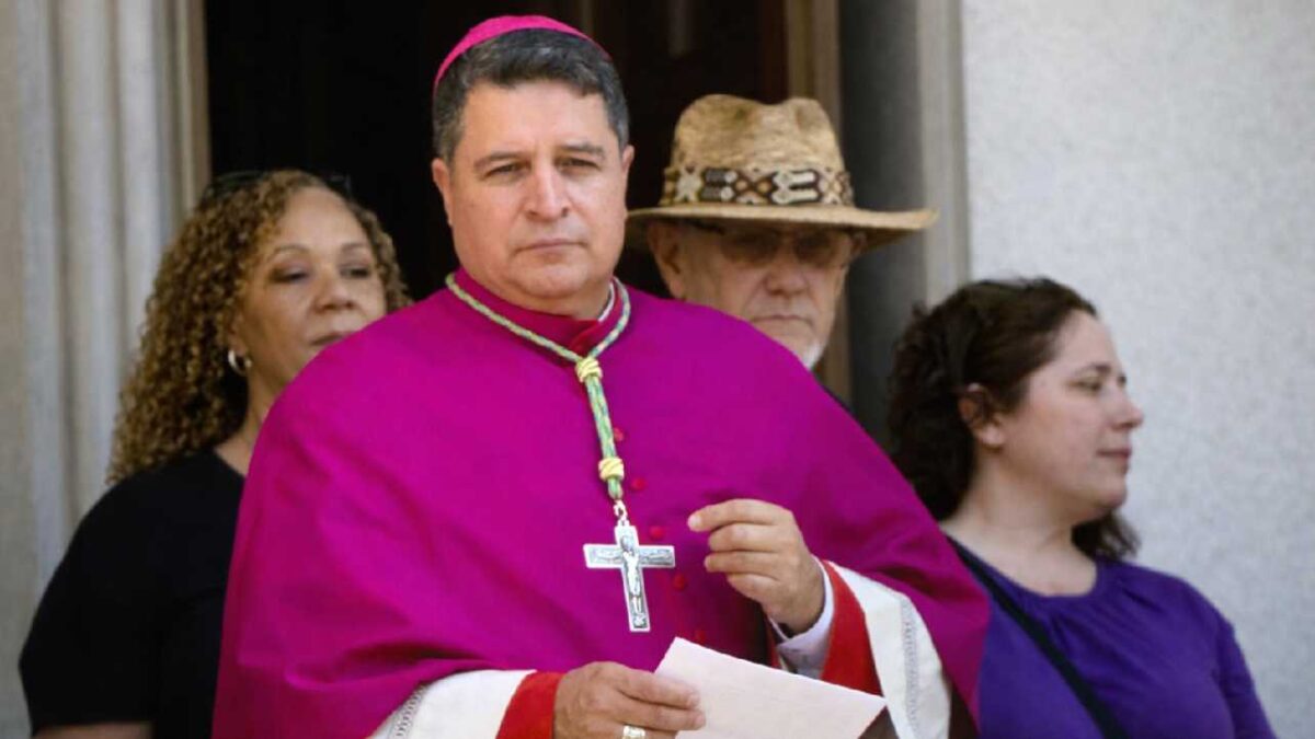 Exinmigrante es nombrado obispo.