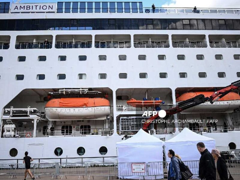 Francia mantiene confinadas a más de 1,700 personas en crucero por alerta sanitaria