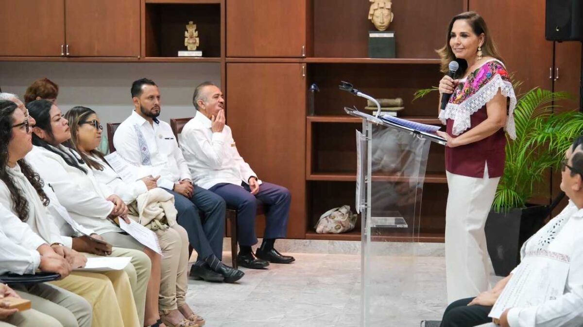 Mara Lezama felicitó al magisterio.