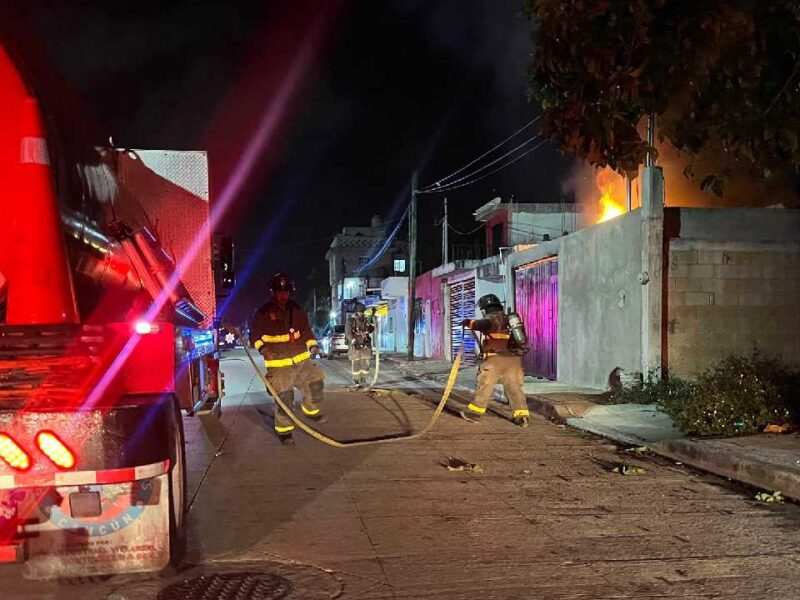 Incendio en un predio de la supermanzana 103 de Cancún moviliza cuerpos de emergencia