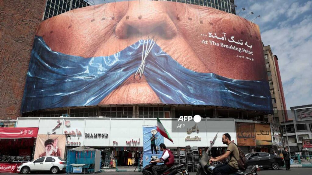 Irán advierte que atacará a EU si entra a Ormuz; Washington desmiente agresión a un buque