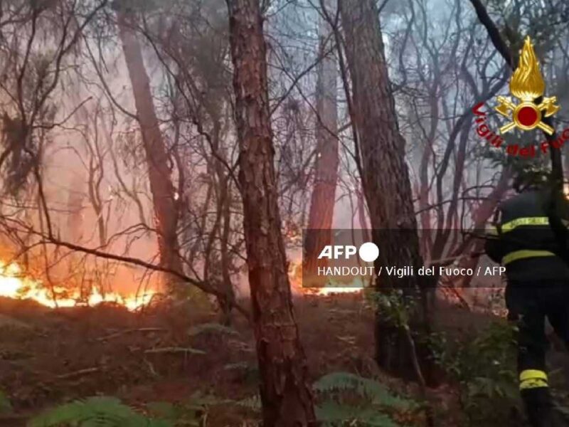 Italia evacúa a miles por incendios en Toscana que arrasan zonas turísticas