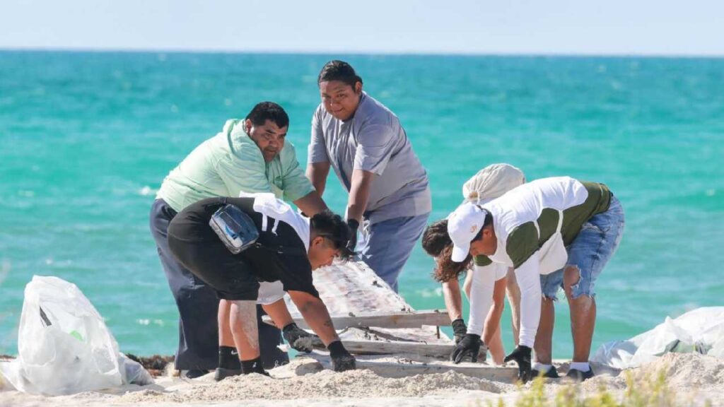 Llevan “ejército” de guerreras, guerreros y voluntarios para dejar más “chulas” las playas de Isla Blanca (galería)