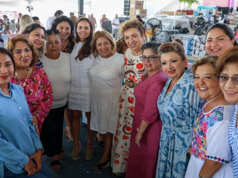 Ana Paty Peralta celebra a madres trabajadoras sindicalziadas