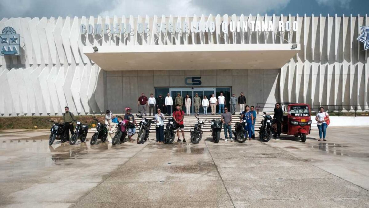 Mara Lezama entrega motos recuperadas.