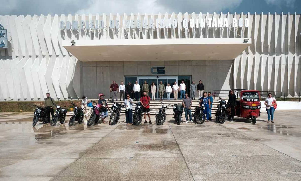 Mara Lezama entrega motos recuperadas.