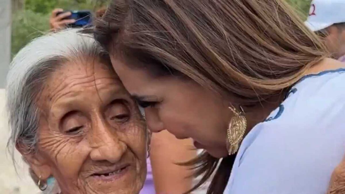 Mara felicita a las mamás.