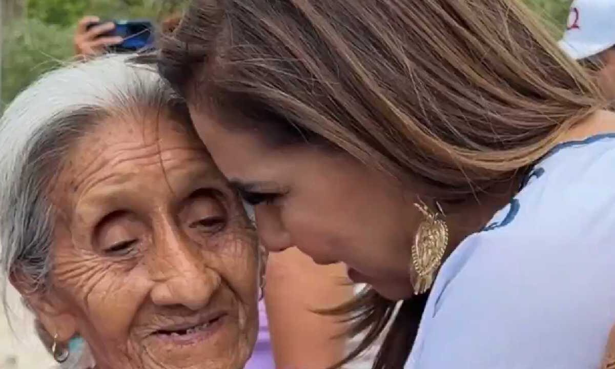 Mara felicita a las mamás.