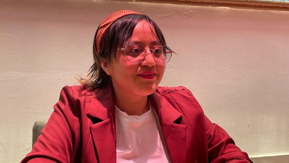 María Adela Morales aparece y afirma ser víctima de violencia física por parte de su madre.