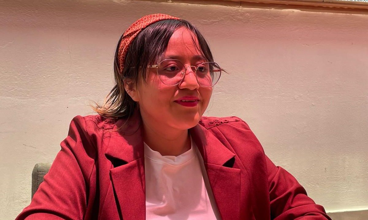 María Adela Morales aparece y afirma ser víctima de violencia física por parte de su madre.