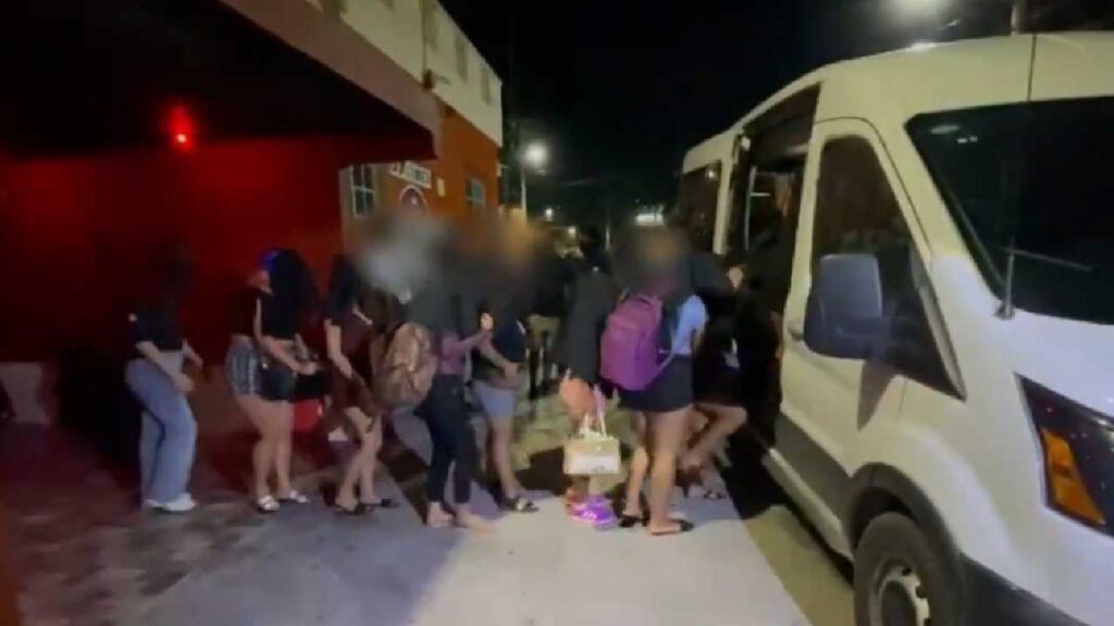 Ministeriales y marinos catean un bar en Isla Mujeres y rescatan a 11 mujeres víctimas de trata (video)