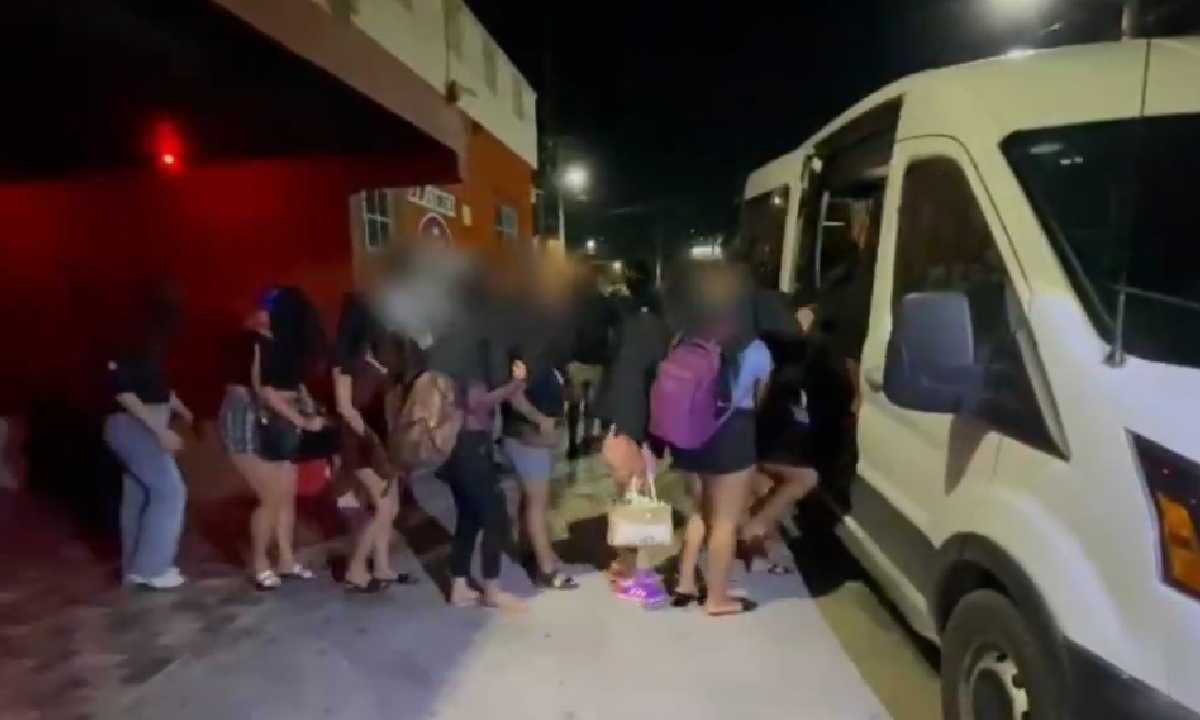 Rescate de mujeres en Isla Mujeres.