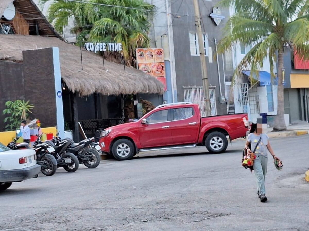 Elena es una menor de 12 años, en la imagen se le observa caminando por calles céntricas de Cancún donde ofrece artesanías a turistas y paseantes locales, para ayudar a su familia.