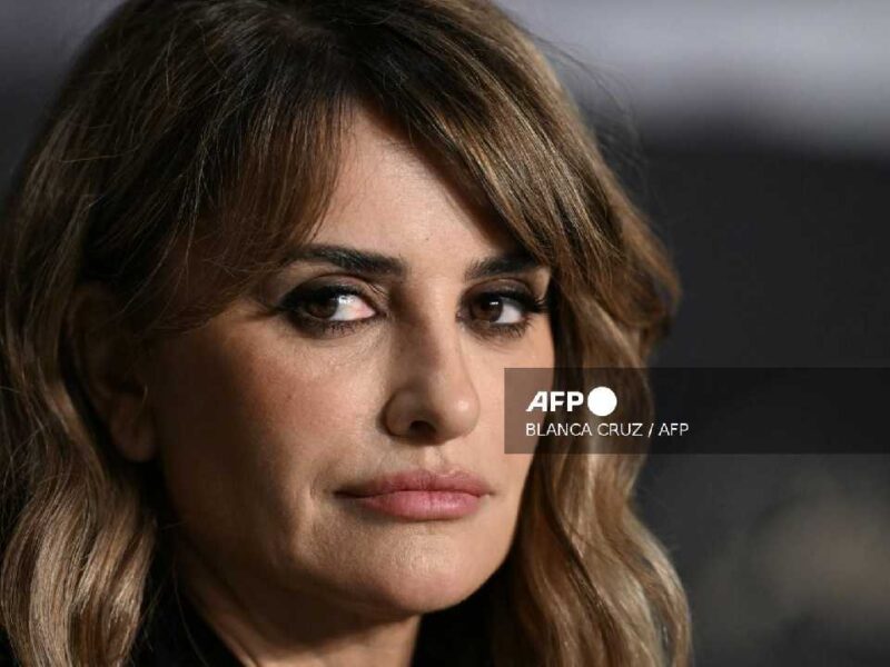 Penélope Cruz conmueve en Cannes con una emotiva ovación por “La bola negra”