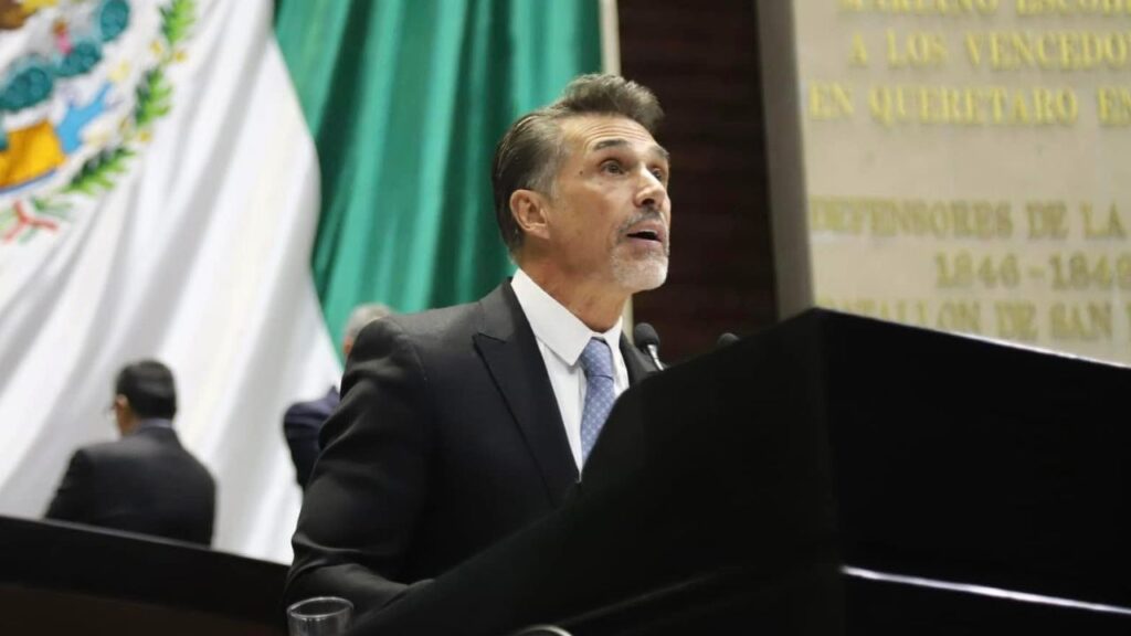 Sergio Mayer renuncia a Morena