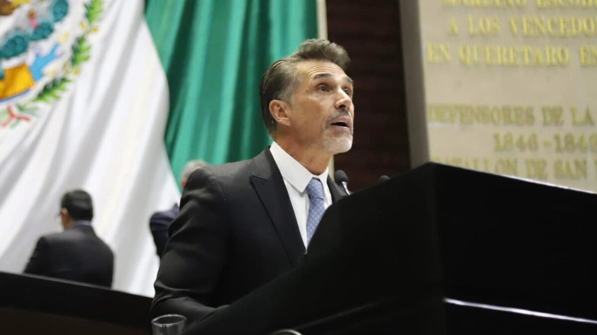 Sergio Mayer renuncia a Morena