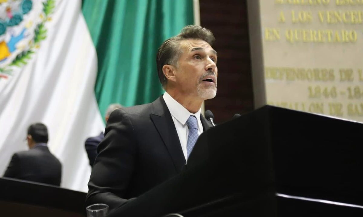 Sergio Mayer renuncia a Morena