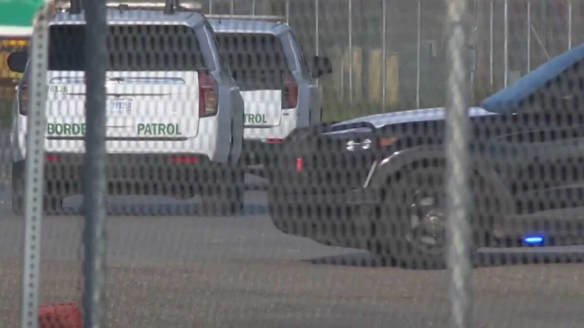 Hallan cuerpos en un vagón de carga en Texas.
