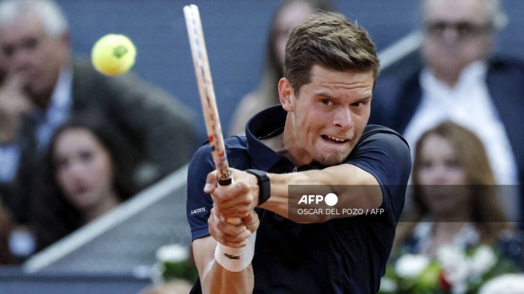 El belga Alexander Blockx devuelve la pelota al alemán Alexander Zverev durante su partido de semifinales individuales del torneo ATP Tour Madrid Open 2026 en la Caja Mágica de Madrid, el 1 de mayo de 2026. (Foto de OSCAR DEL POZO / AFP)