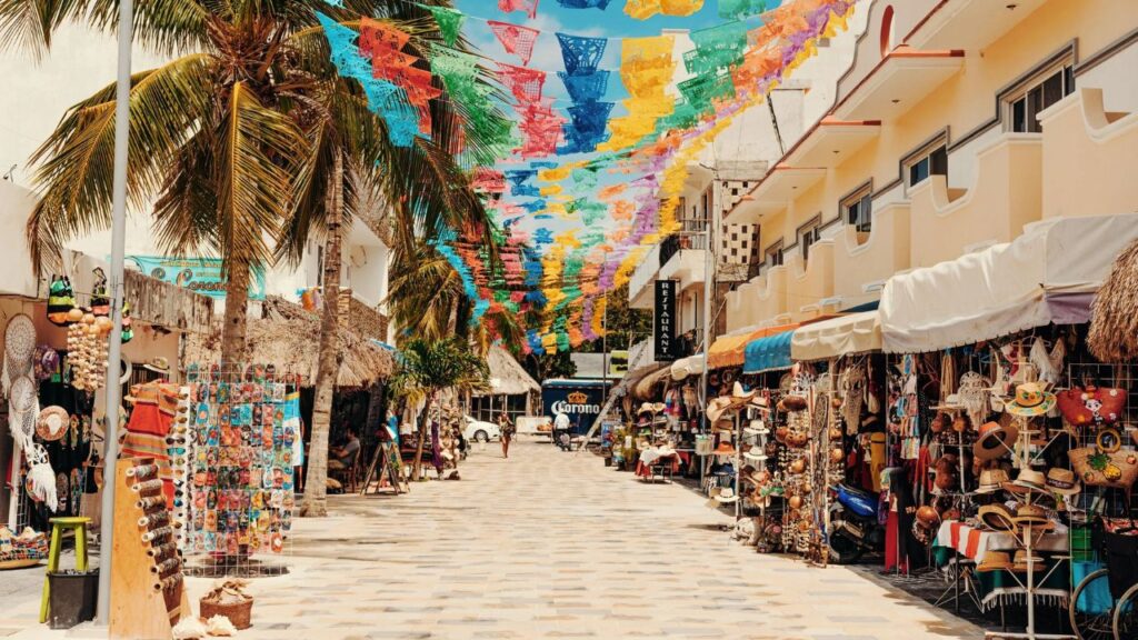 Sargazo en Riviera Maya provoca caída del 30% en ventas