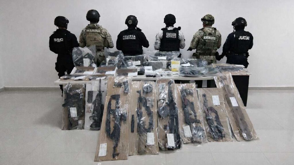 Aseguran arsenal.