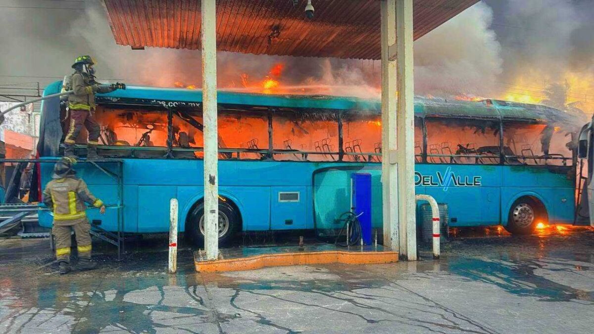 Incendio en encierro y taller de camionera.