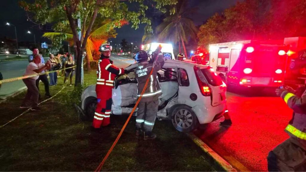 Aparatoso accidente en Cancún deja una persona atrapada; cuerpos de emergencia la rescatan