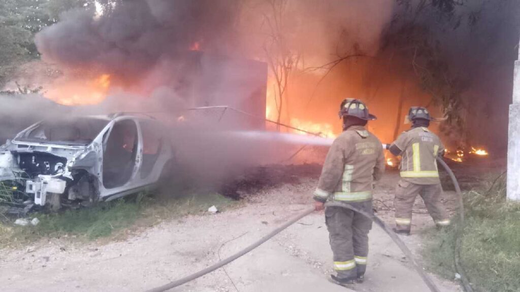 Automóviles chatarra se incendia.