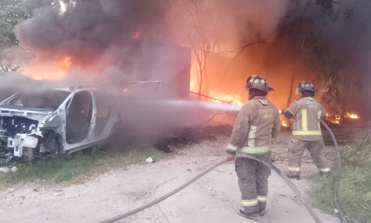 Automóviles chatarra se incendia.