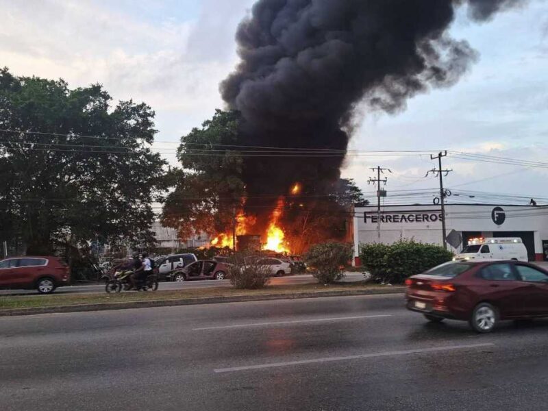 Arden automóviles chatarra en un predio en Cancún: bomberos sofoca el siniestro
