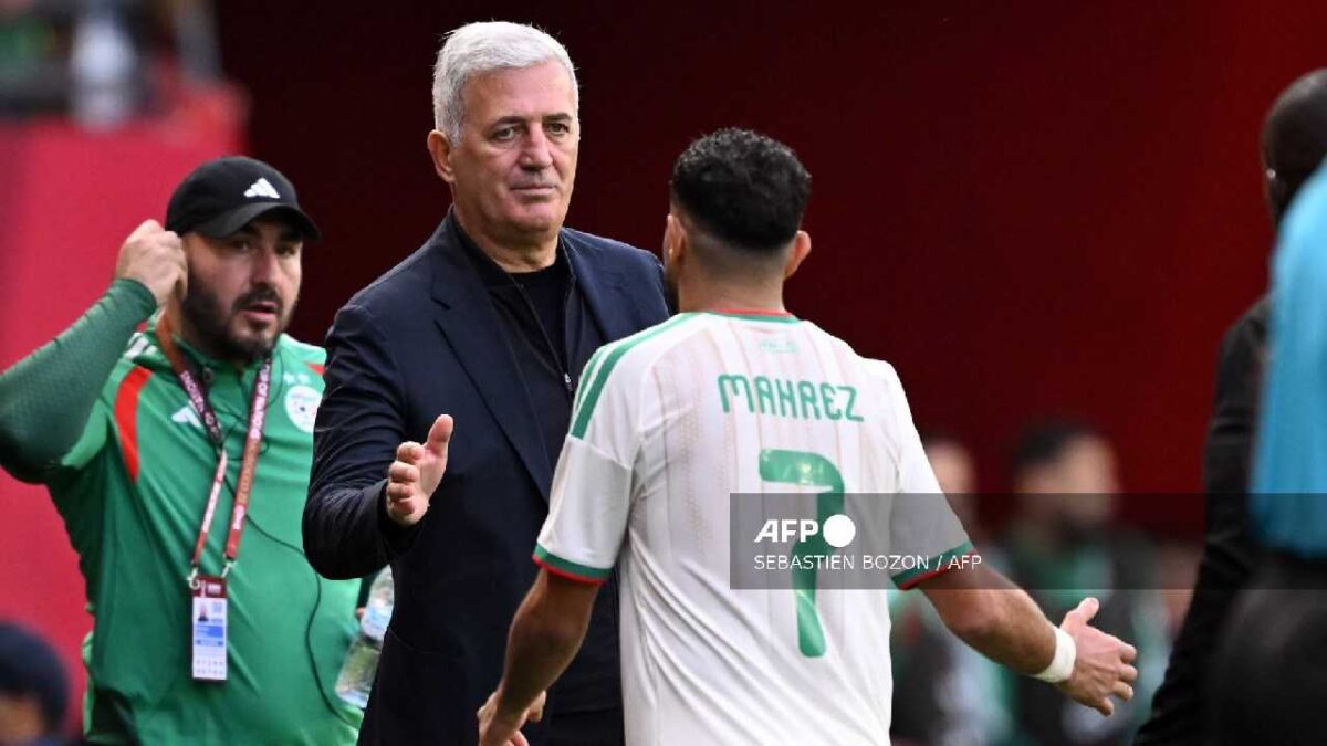 Vladimir Petkovic, firme en Argelia.