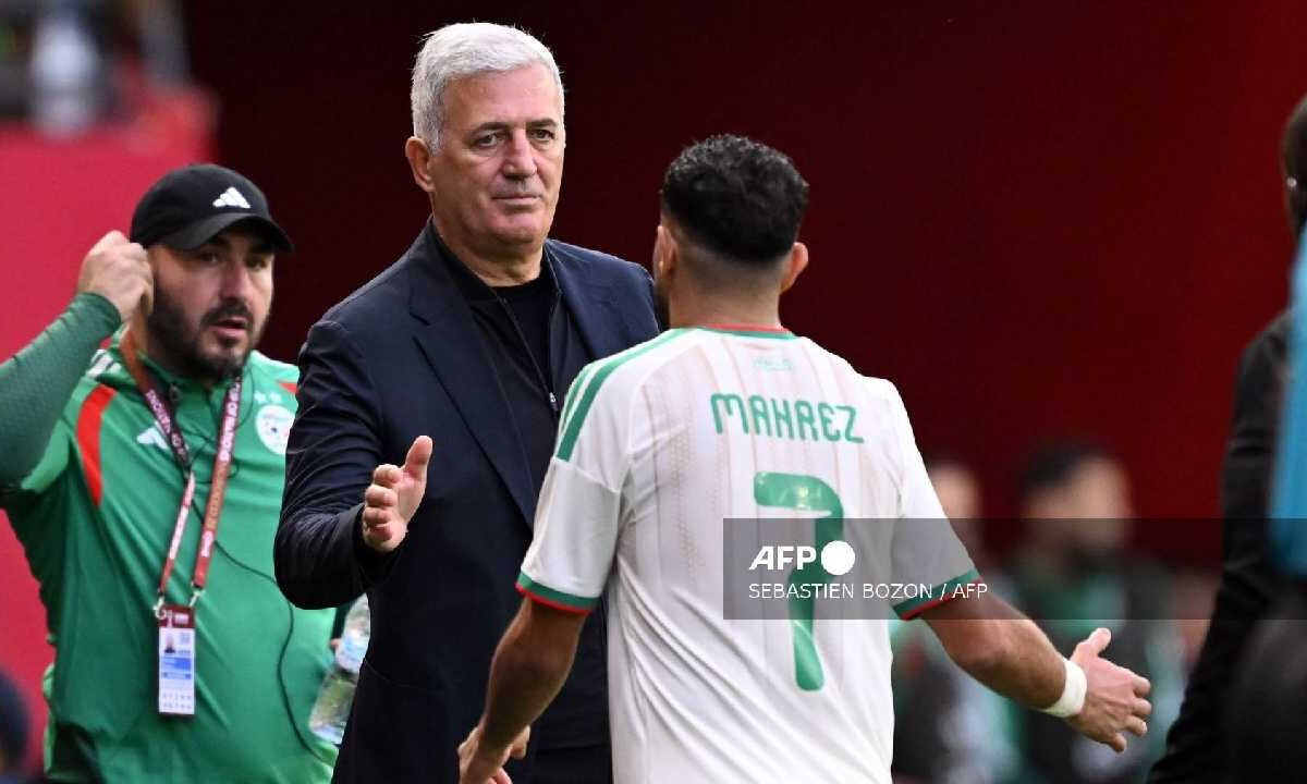 Vladimir Petkovic, firme en Argelia.