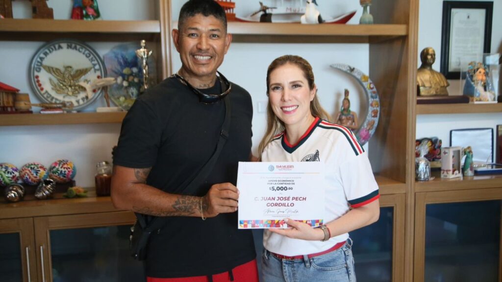 Atenea Gómez Ricalde entrega apoyos en Miércoles con la Gente