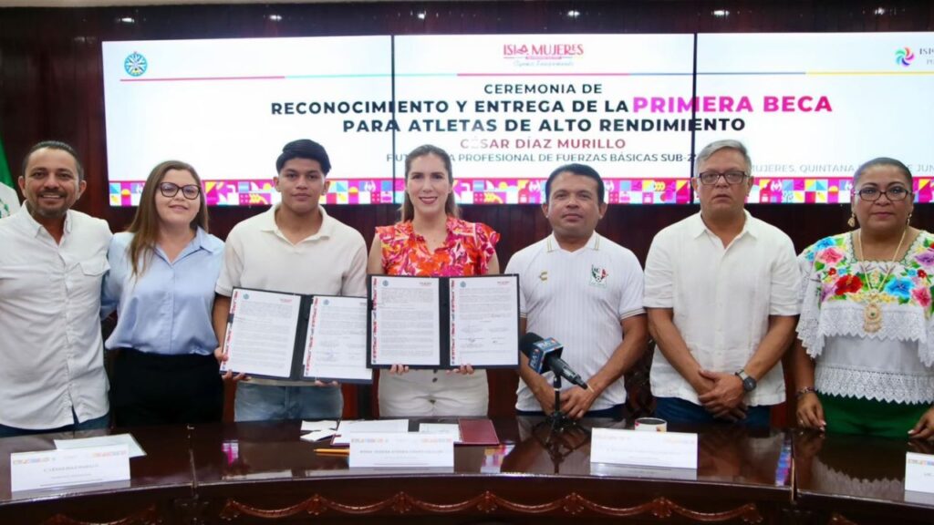 Atenea Gómez entrega beca a atletas Isla Mujeres