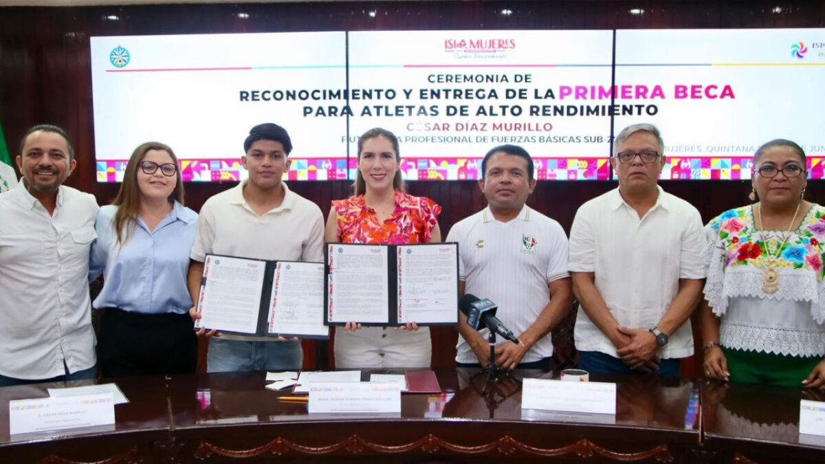 Atenea Gómez entrega beca a atletas Isla Mujeres