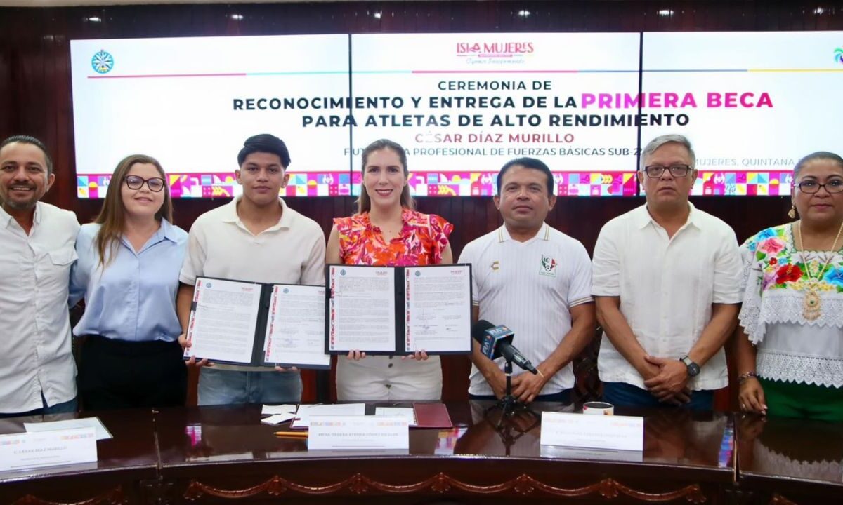 Atenea Gómez entrega beca a atletas Isla Mujeres