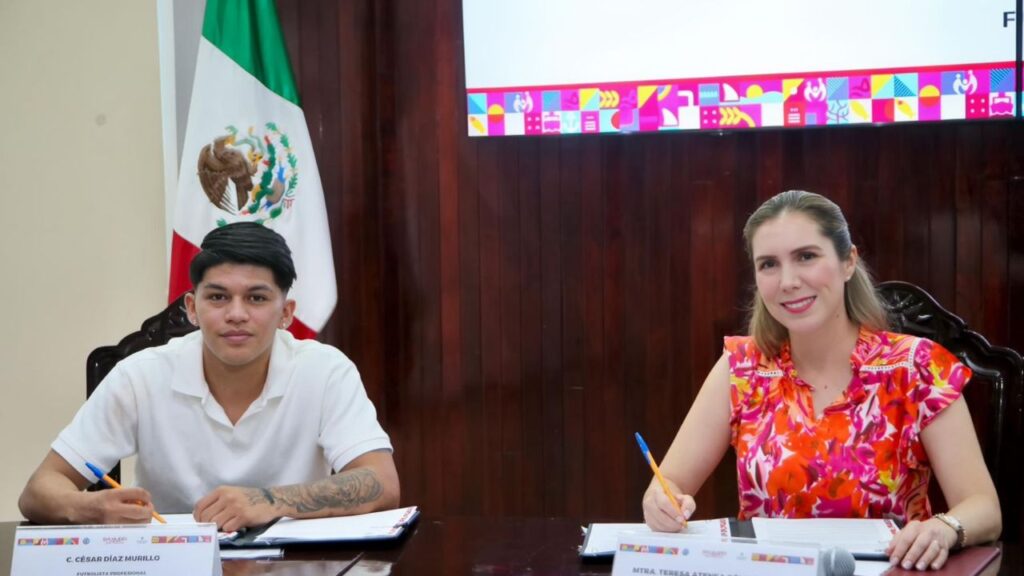 Atenea Gómez entrega beca a atletas Isla Mujeres