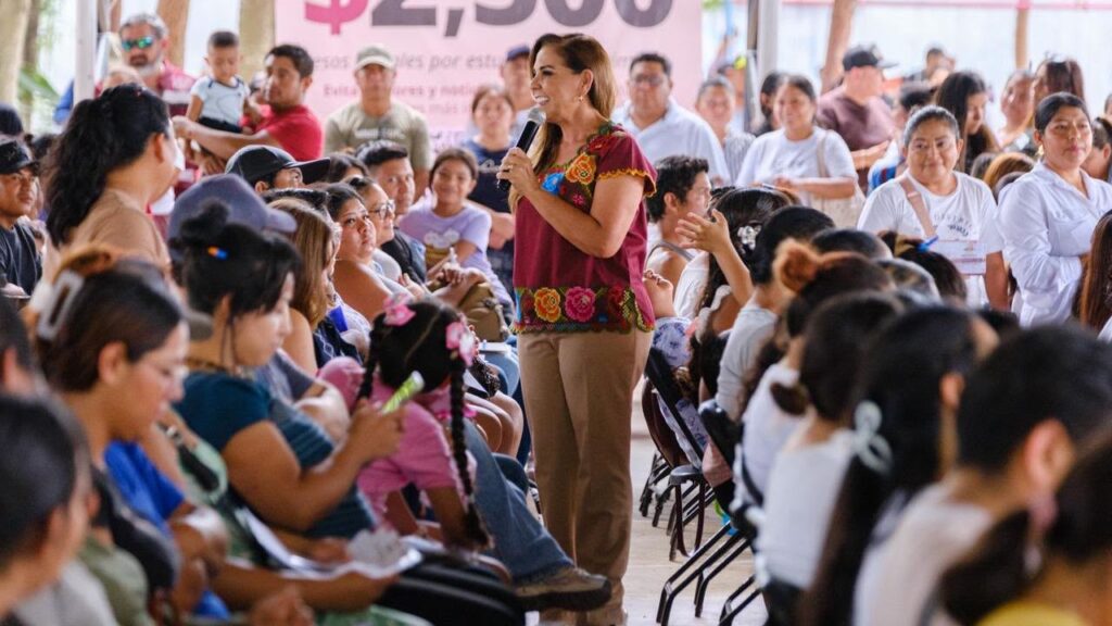 Así fue la entrega de tarjetas para la Beca Rita Cetina en Quintana Roo