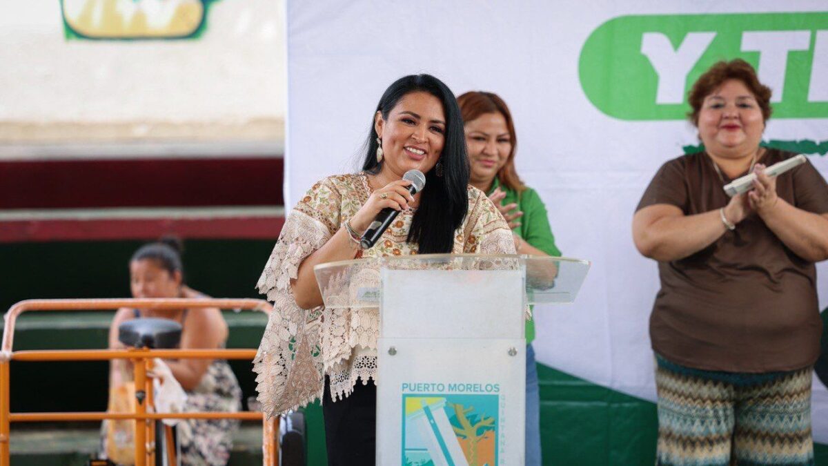 Blanca Merari entrega triciclos de carga en Leona Vicario
